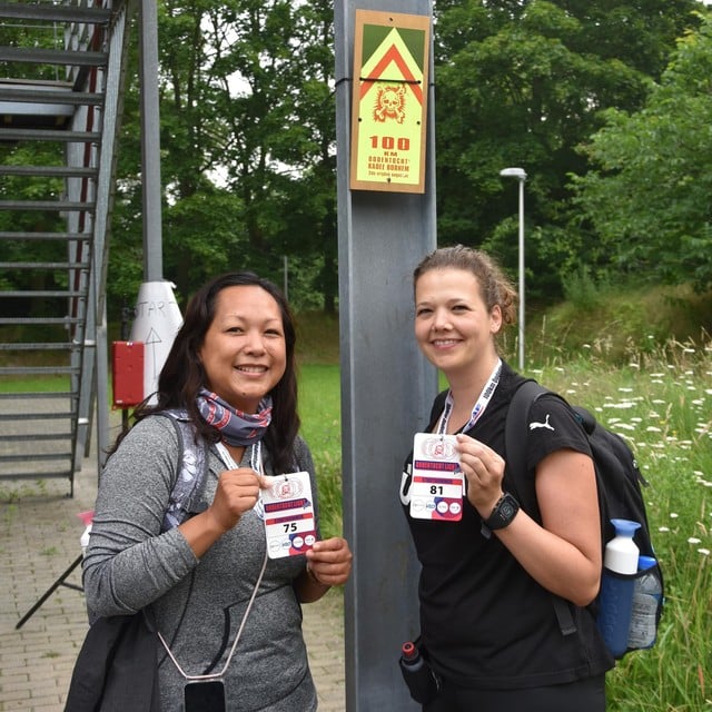 Kanittha Paksee (links) en Brenda Servranckx vertrokken zaterdagochtend voor het eerste deel van hun 100Km Dodentocht Light.