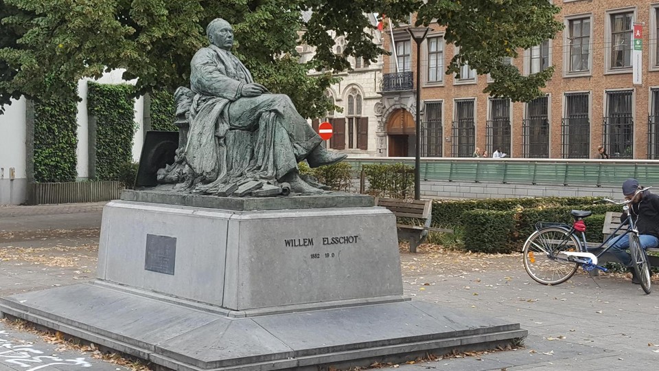 Het standbeeld van Willem Elsschot op het Mechelseplein.