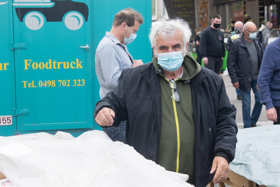 Boekenmarchand Eduard Van den Bossche staat al bijna veertig jaar op de Heistse rommelmarkt. Zelfs een occasionele regenbui krijgt hem niet klein.