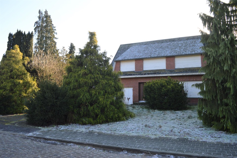 Het wat onderkomen landhuis met de diepe tuin op de hoek van de Pater Domstraat en Streep in Broechem.
