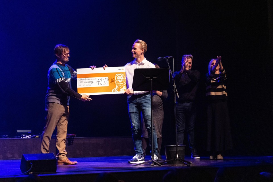 De apotheose: Kobe Laurijssen overhandigt namens de familie de cheque aan dokter Kris De Coen van UZ Gent.