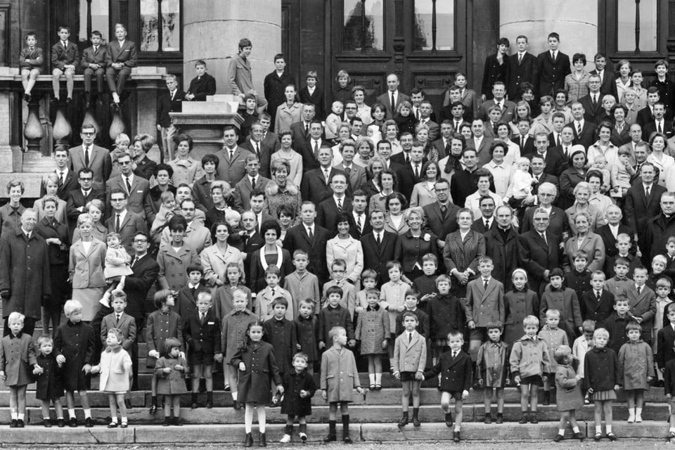 De familiereünie van het jaar 1966, op de trappen van het KMSKA. 