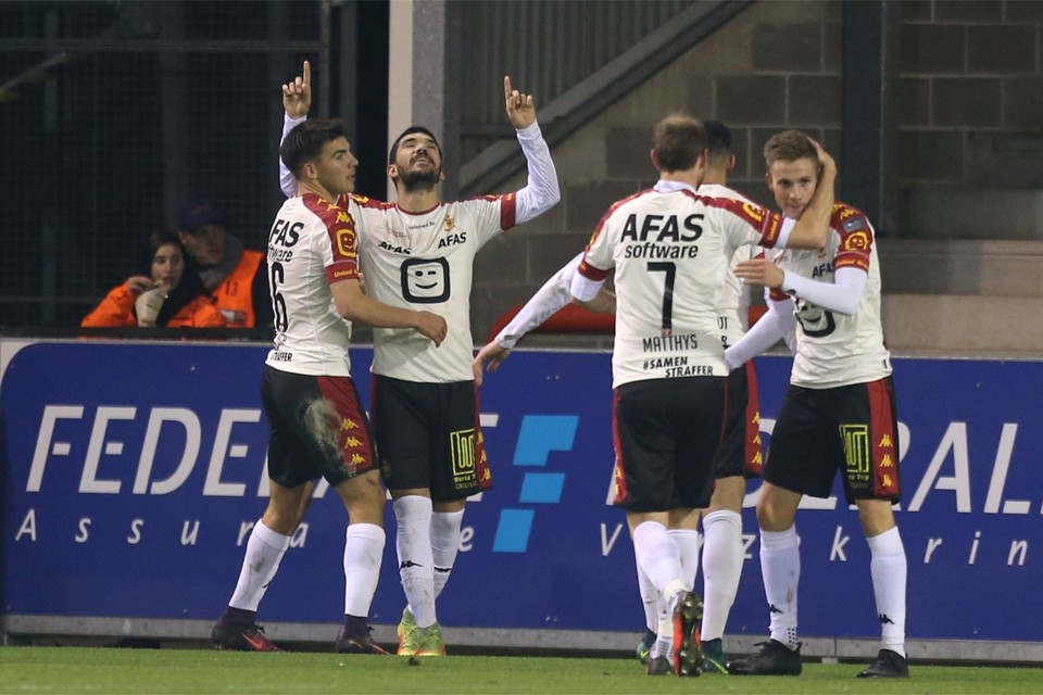 Mechelse vreugde na het doelpunt van Kolovos, die de hemel dankt.