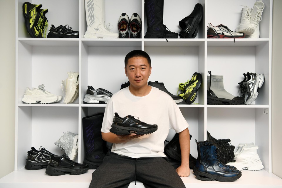 Naast zijn twee labels werkt Jin ook als art director voor het schoenenmerk Atcrox uit Shanghai. 