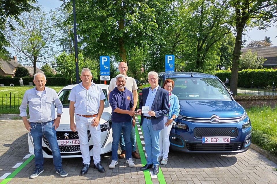 Shaju Hendrikx van Cambio overhandigt de sleutels van de deelauto’s aan burgemeester Walter Luyten.