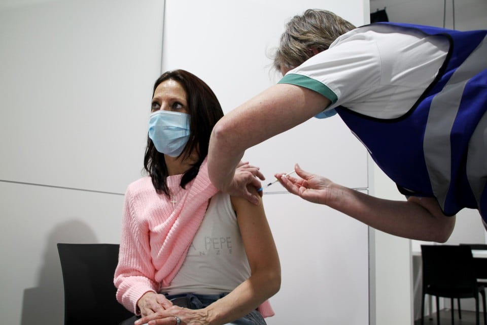 Een driehonderdtal zorgverleners, onder wie Cindy Sterckx, werden als eerste gevaccineerd in Turnhout.