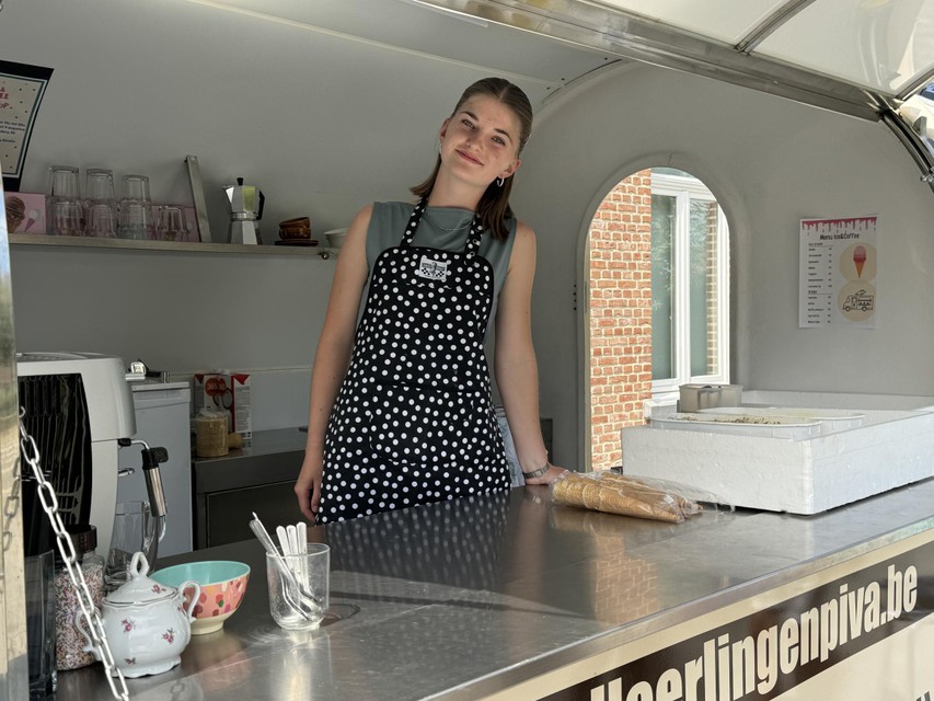 De 16-jarige studente wordt ondersteund door haar vader, die les geeft aan het PIVA.