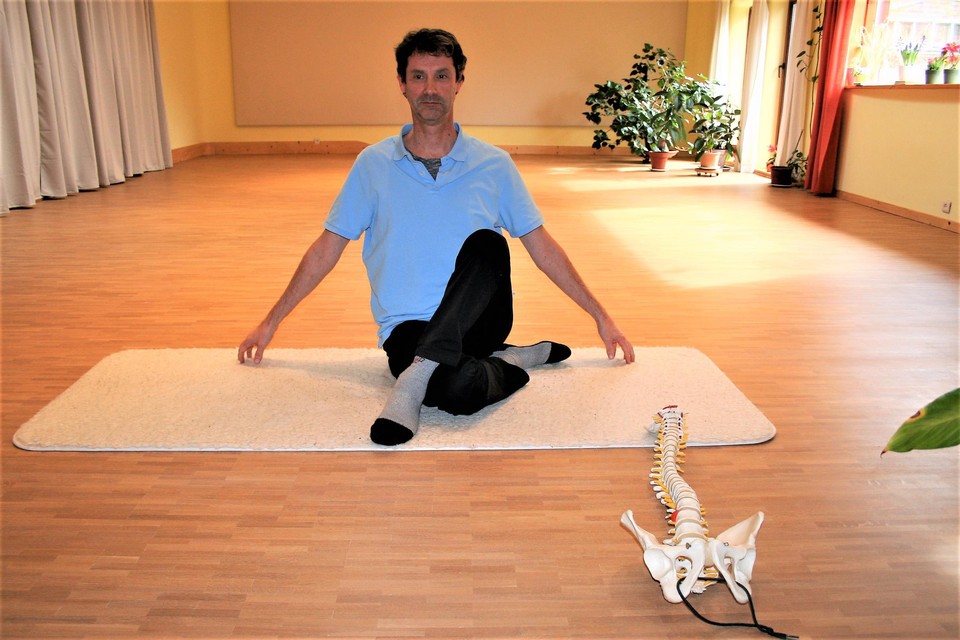 Yogaleraar Philippe Gits zet de deuren van zijn school open.