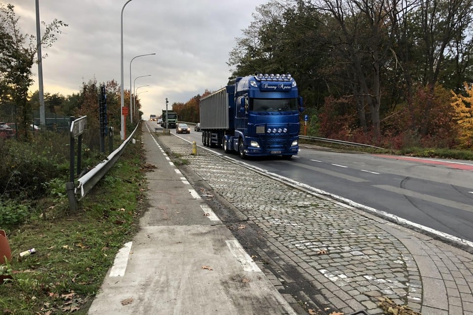 De smalle fietspaden op de brughelling worden 1,5 meter breed.