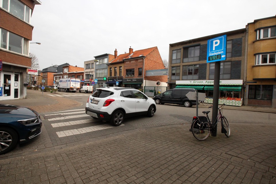 Het drukke kruispunt Molenstraat-Sint-Benedictusstraat aan de schoolpoort van De Tandem.