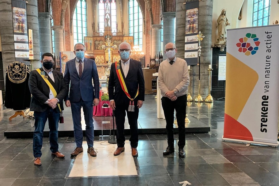 Vlaams minister Diependaele (tweede van links) bracht goed nieuws mee voor de Stekense kerkgemeenschap.