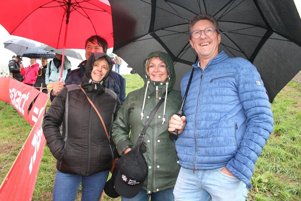 De families Noens en Audenaert genieten onder de paraplu van het spektakel. 