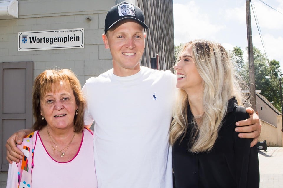 Belgisch kampioen Tim Merlier met zijn mama Heidi en zijn vriendin Cameron Vandenbroucke. 