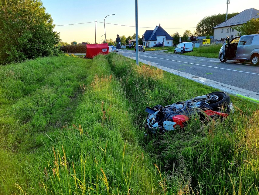 De motorfiets werd enkele tientallen meters weggeslingerd en belandde in de zijberm.