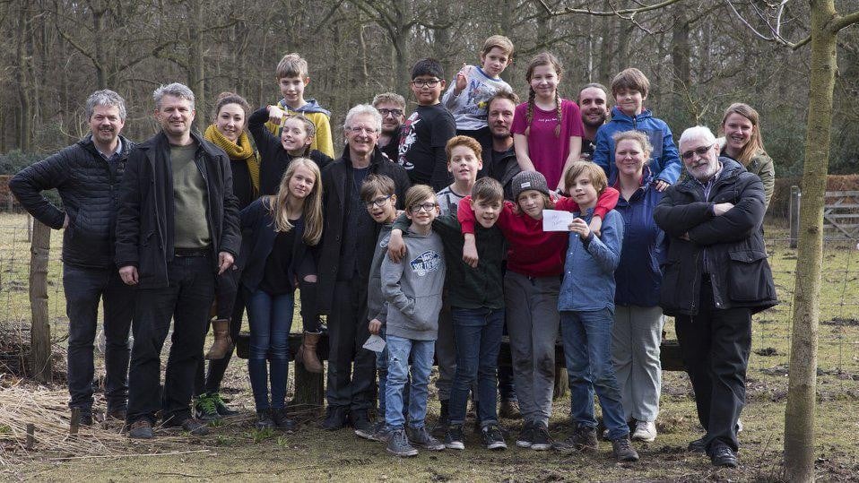 Warre Borgmans met de kinderen waarmee hij vier jaar geleden het GruunRant-filmpje opnam in het Peerdsbos. 