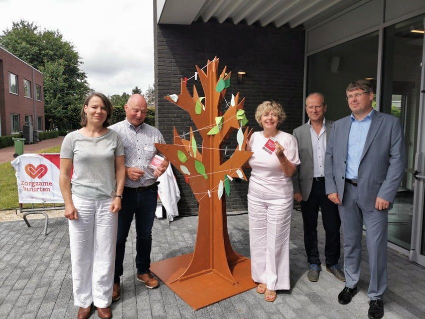 De onthulling van de wensboom aan buurthuis Ter Smisse, met het bestuur en de twee directeurs van wzc De Buurt en sociale huisvestingsmaatschappij De Voorkempen. 