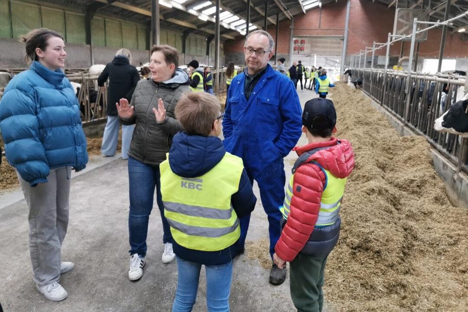 Leerlingen van het vierde leerjaar uit basisschool Reuzepas bezoeken landbouwbedrijf Beyens-Slegers in Ravels.
