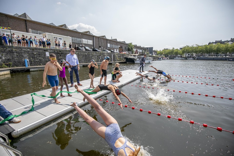 Afgelopen zomer opende de stad een zwemzone in openlucht in het Keerdok.