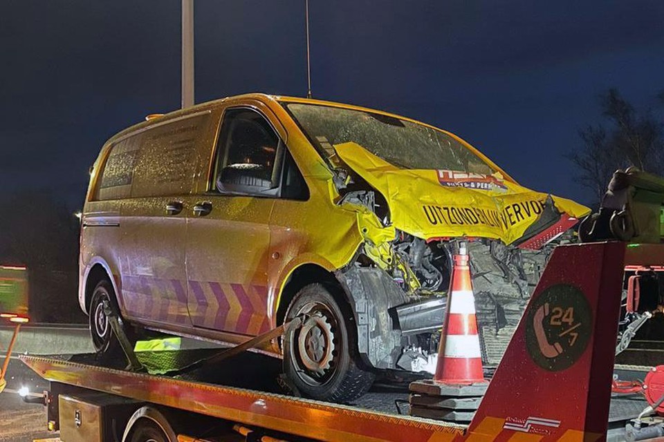 Een bestelwagen botste maandagochtend op een rijdende vrachtwagen op de E313 in Geel richting Hasselt.