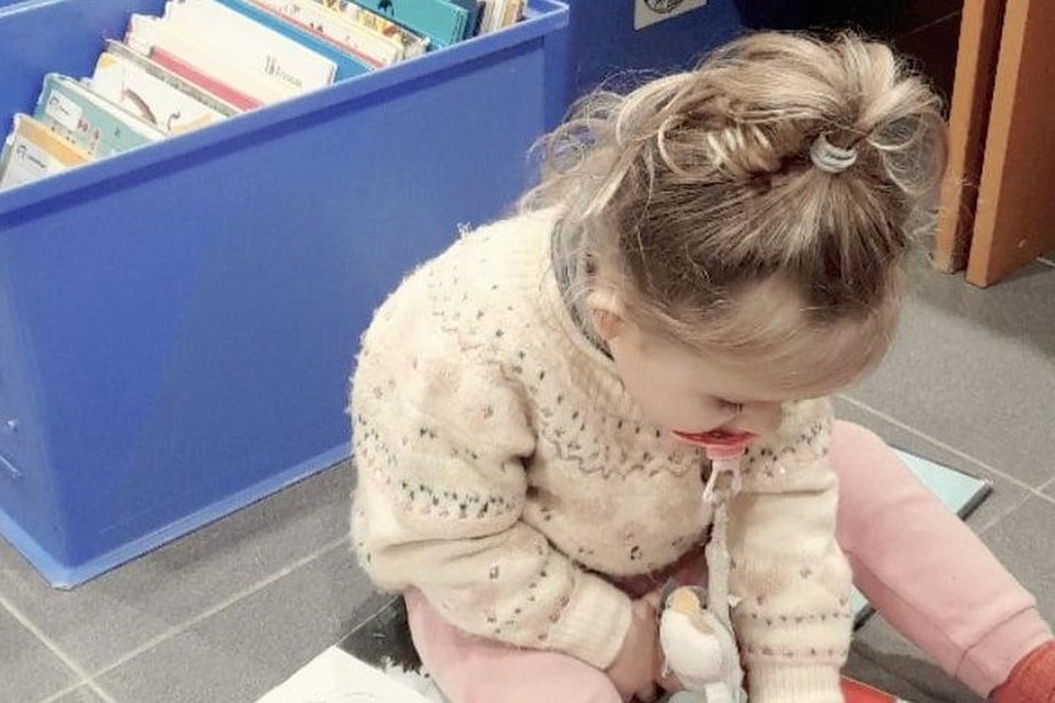 Jonge kinderen kunnen op een speelse manier in bib van Vosselaar boeken ontdekken.
