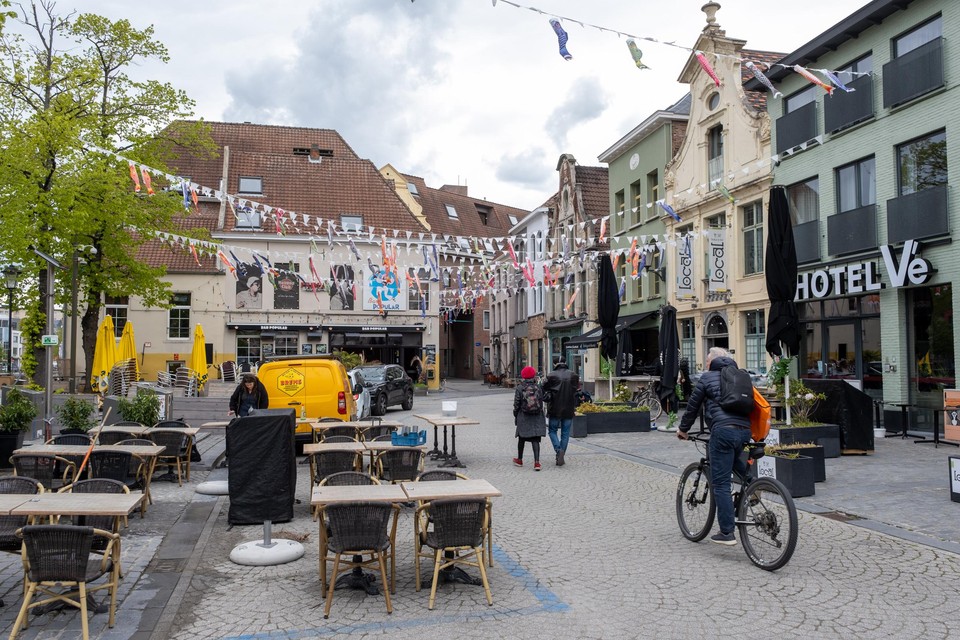 In normale tijden is het erg stemmig op de Vismarkt. Zeker bij goed weer is er een tekort aan plaats.
