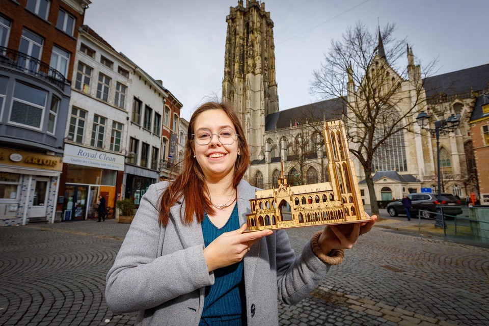 Ka’ina Bollen toont de houten maquette van de Sint-Romboutskathedraal die je zelf in elkaar kan puzzelen.