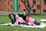 thumbnail: Een spelletje Twister toont aan hoe gezinnen zich soms in bochten moeten wringen .