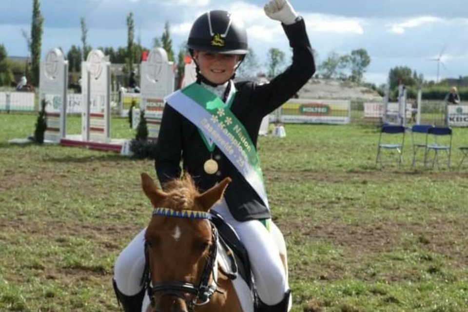 Jana Vissers en haar pony Toontje zijn naar Arendonk teruggekeerd met een gouden medaille. 