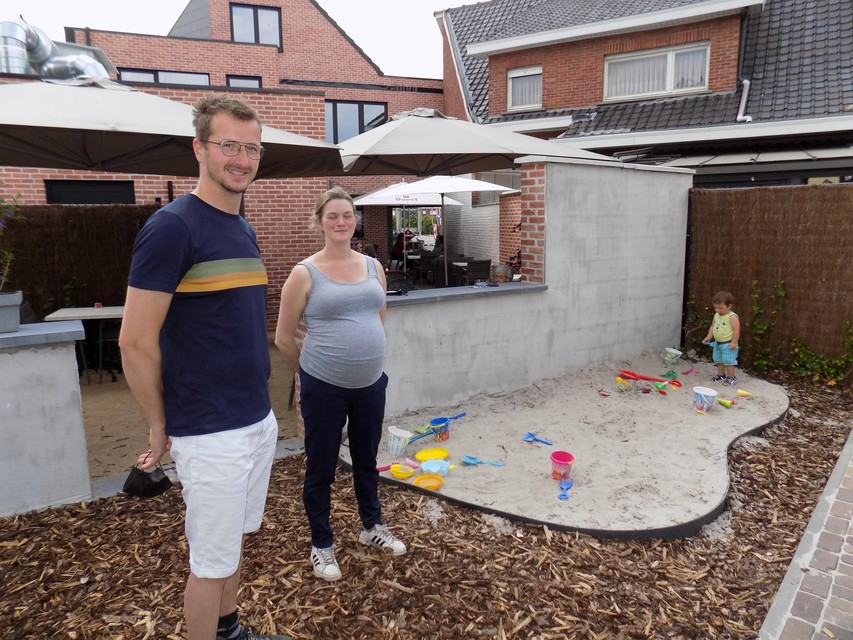 Achteraan het koffiehuis is er een zandbak voor de kinderen.
