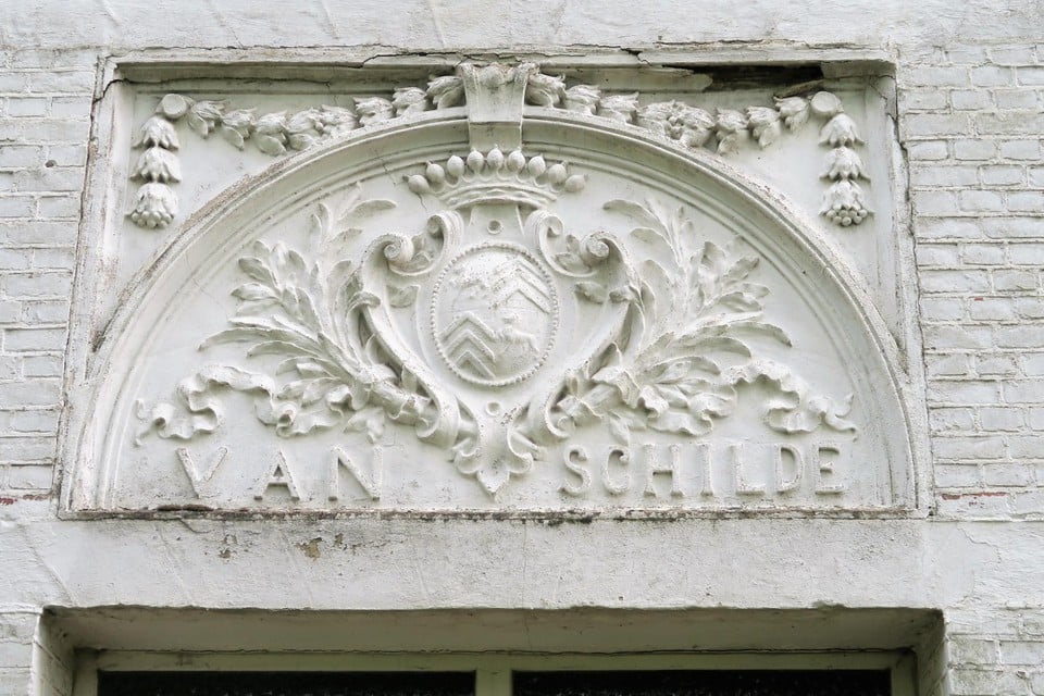 A beautiful detail from the school's facade with Schilde's coat of arms.  