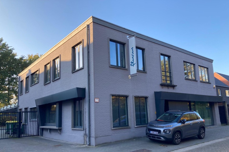 In dit voormalig gebouw van Fluvius in de Nijverheidstraat in Vosselaar installeert het lokaal bestuur een kinderopvang. 