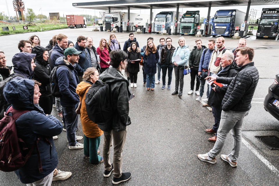Een dertigtal jonge specialisten van onderzoeksbureau Witteveen+Bos bezocht  deTransportzone.