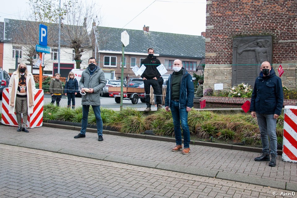 Een delegatie van het schepencollege beet de spits af en hing zijn wensen op aan de wasdraad in Beerzel.