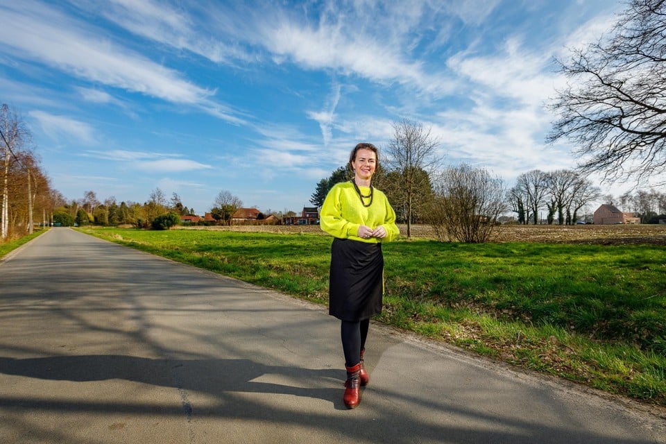 Archief: schepen Sarah Wouters aan de gronden nabij de Averegten die de gemeente aankocht om te ruilen met de pachter.