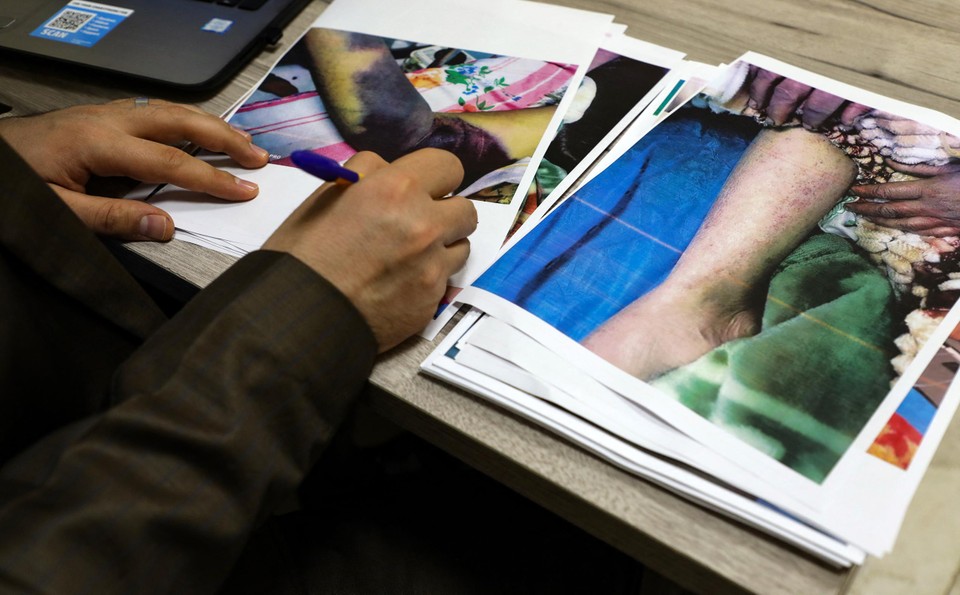 Een Iraakse arts bekijkt foto’s in de medische dossiers van patiënten met CCHF.