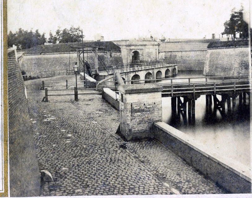 De Rode Poort die in 1865 werd afgebroken. .