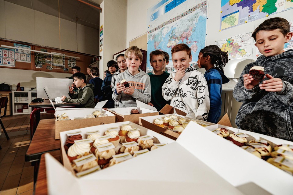De leerlingen van De Spreeuwen werden getrakteerd op cupcakes.