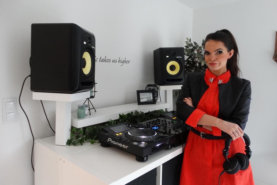 Dj Jana Viltigo stond eerder al op Tomorrowland en zorgt tijdens Black Friday voor muzikale beats in het Waasland Shopping. 