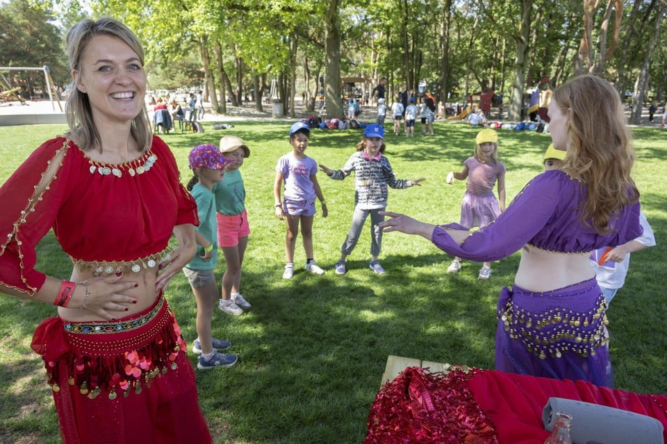 Nina Swinnen leert de kinderen de beginselen van het buikdansen. 