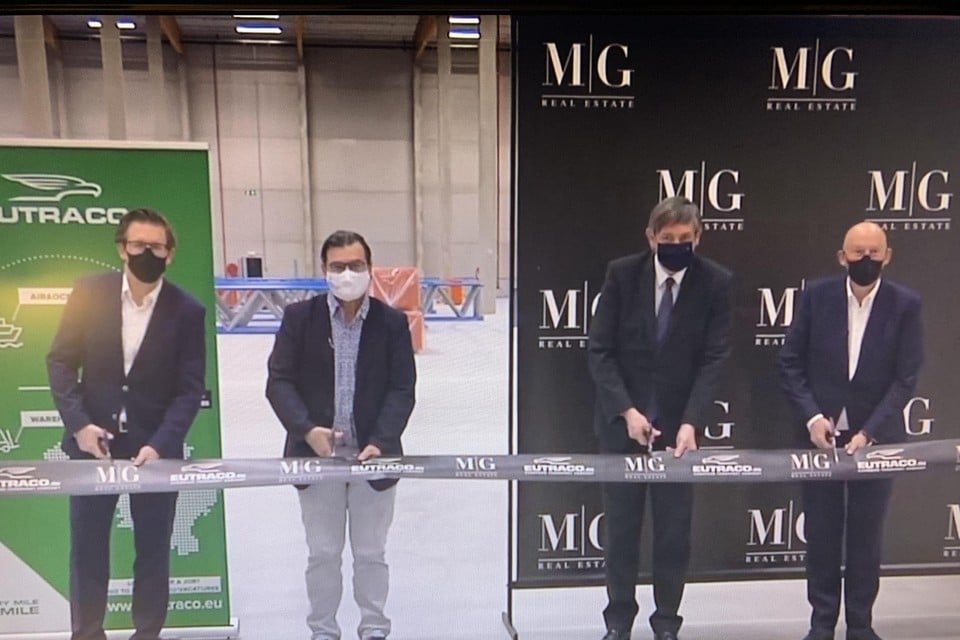 Vlaams minister-president Jan Jambon opent het logistiek centrum van 40.000 vierkante meter.