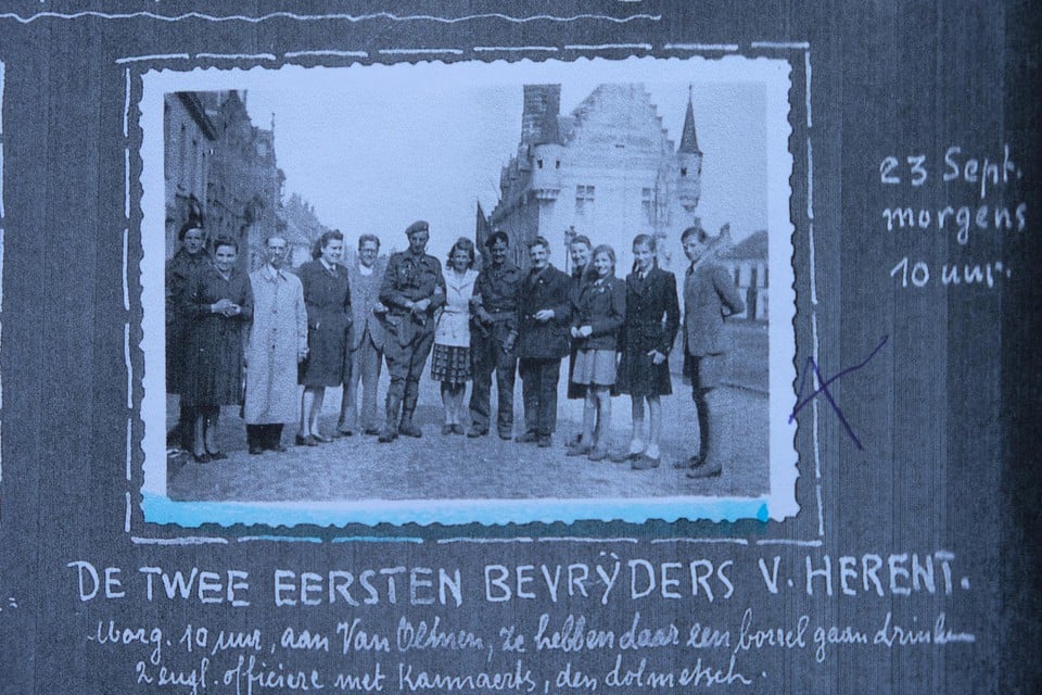 De eerste bevrijders van de Britse 49ste West-Riding Infanterie divisie op de Grote Markt. Van links naar rechts: een Engelse , mevrouw Van Olmen, onbekend, Christiane De Canniere, Clement Van Olmen, Luitenant Salmon, onbekend, Luitenant Bowman, Callaerts (tolk), mevrouw Müller, haar twee dochters en uiterst rechts Jules Müller.