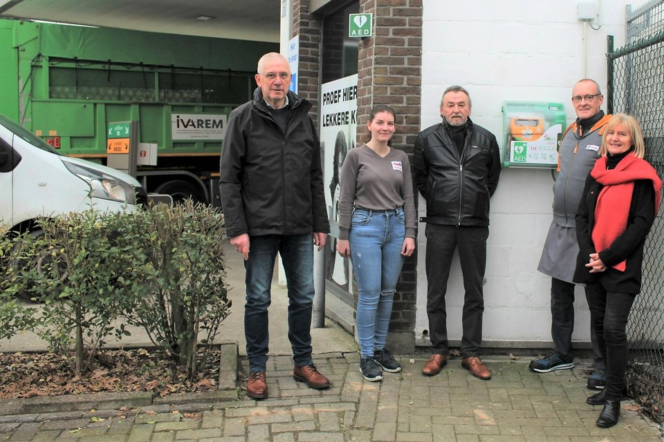 Peter Somers (Buurtvereniging), Kiana Clauw (TotalEnergies), Jan Belloy (Buurtvereniging), Luc Van Soom (TotalEnergies) en schepen Lili Stevens.