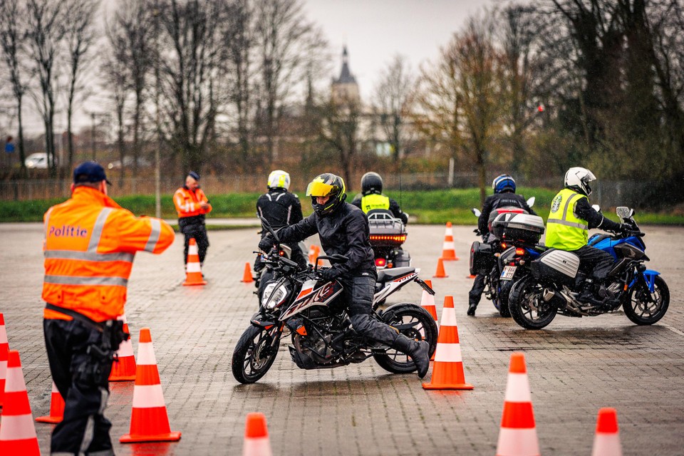 Op de parking van de Nekkerhal konden de motorrijders vijf verschillende proeven uitvoeren.