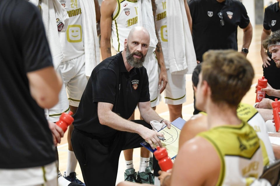 De Nederlandse coach Geert Hammink moet met Windrose Giants Antwerp Oostende het vuur aan de schenen leggen.