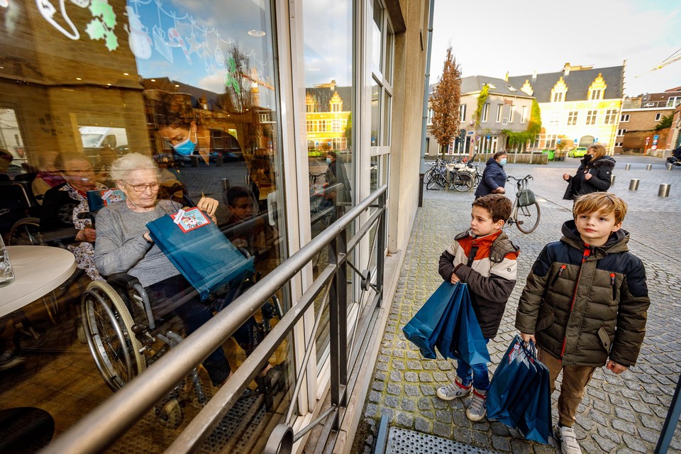 Deze twee kinderen mochten de cadeautjes afgeven aan het Milsenhof.
