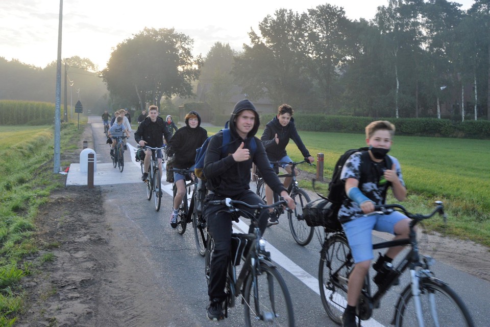 De fietsers zijn opgetogen over de tractorsluis.
