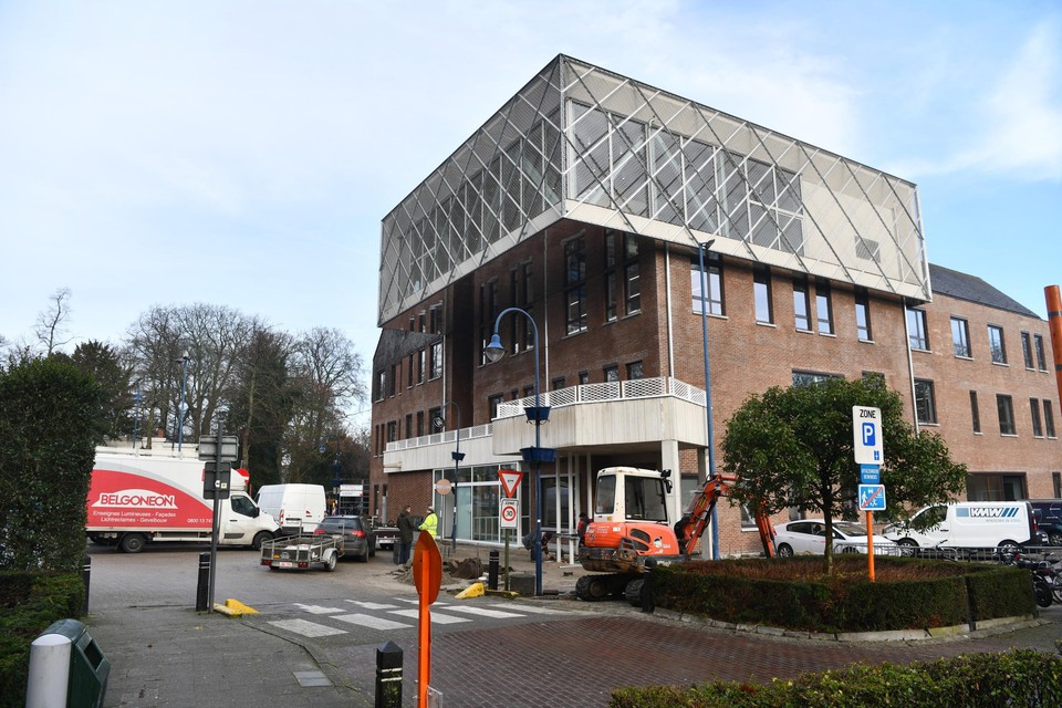 Het gemeentehuis van Kontich. De diensten worden geconfronteerd met een corona-uitbraak.