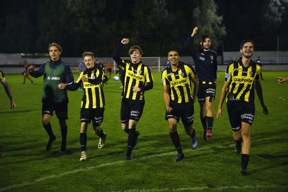 Jason Adesanya (centraal) was ook tegen Aalst weer goed bij schot.