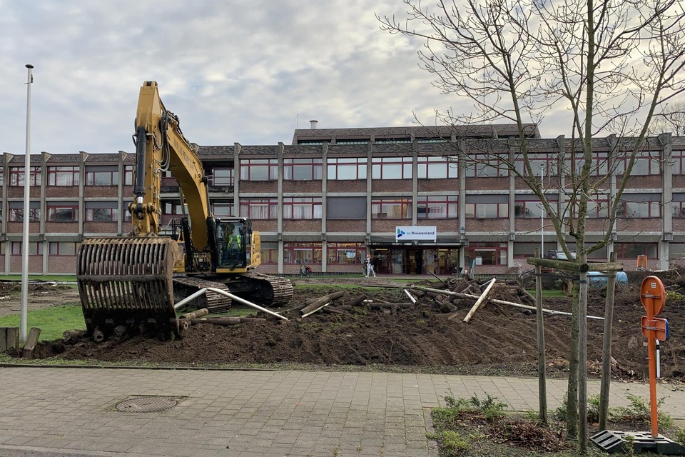 Het rechtse deel van de hoofdingang gaat eerst tegen de vlakte. Vooraan wordt alles in gereedheid gebracht voor de tijdelijke kiné-opvang in containerunits.