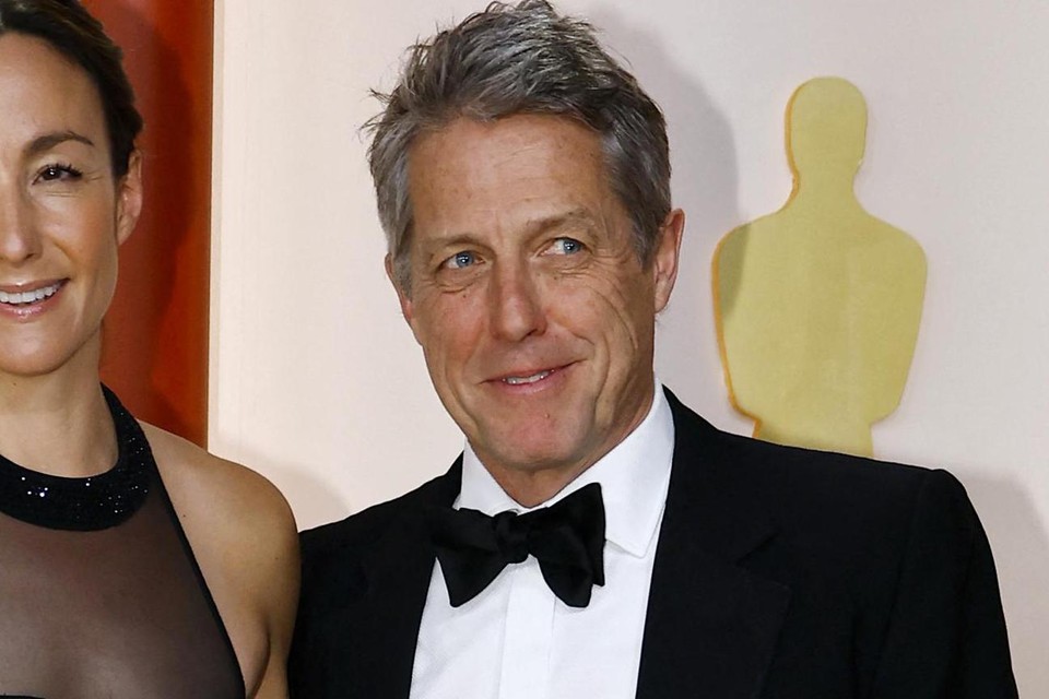 Hugh Grant met echtgenote Anna Eberstein op de rode loper van de Oscars.